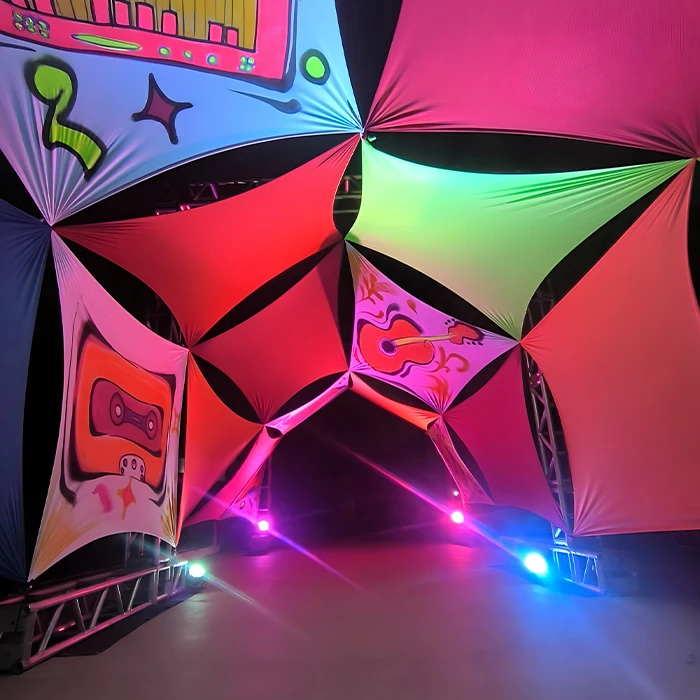 Decoração personalizada com malhas tensionadas em evento memorável.