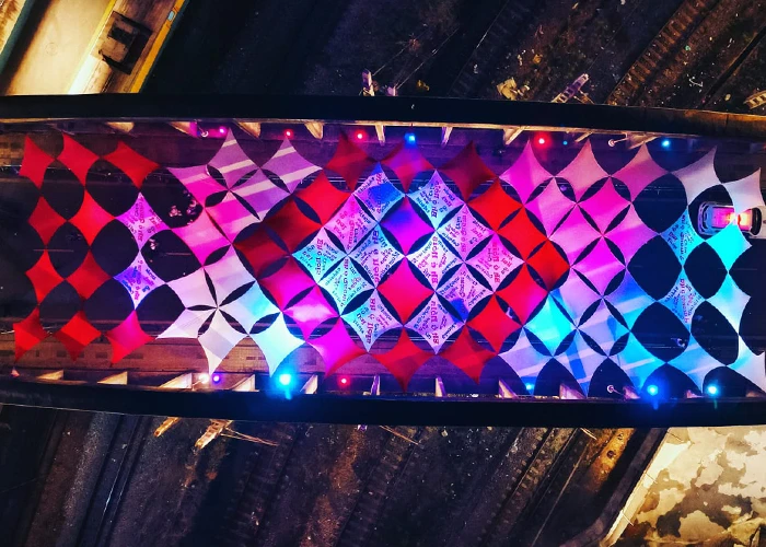 Espaço cenográfico moderno com iluminação e design envolvente.