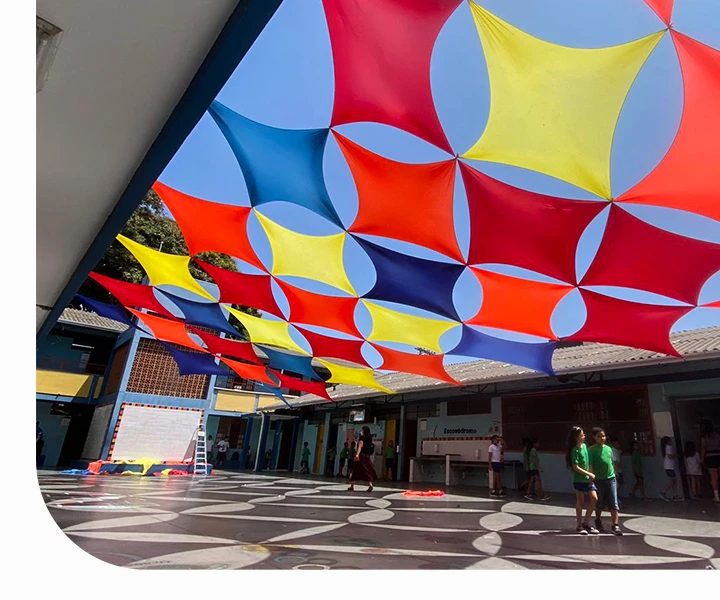 Malhas tensionadas, tendas, truss e oficinas culturais compondo decoração de evento.